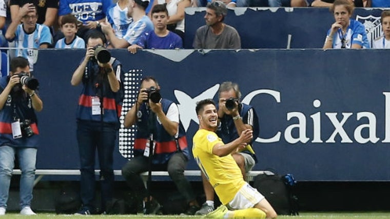 Caye Quintana celebra su gol en la última victoria del Cádiz CF en La Rosaleda ante el Málaga CF.