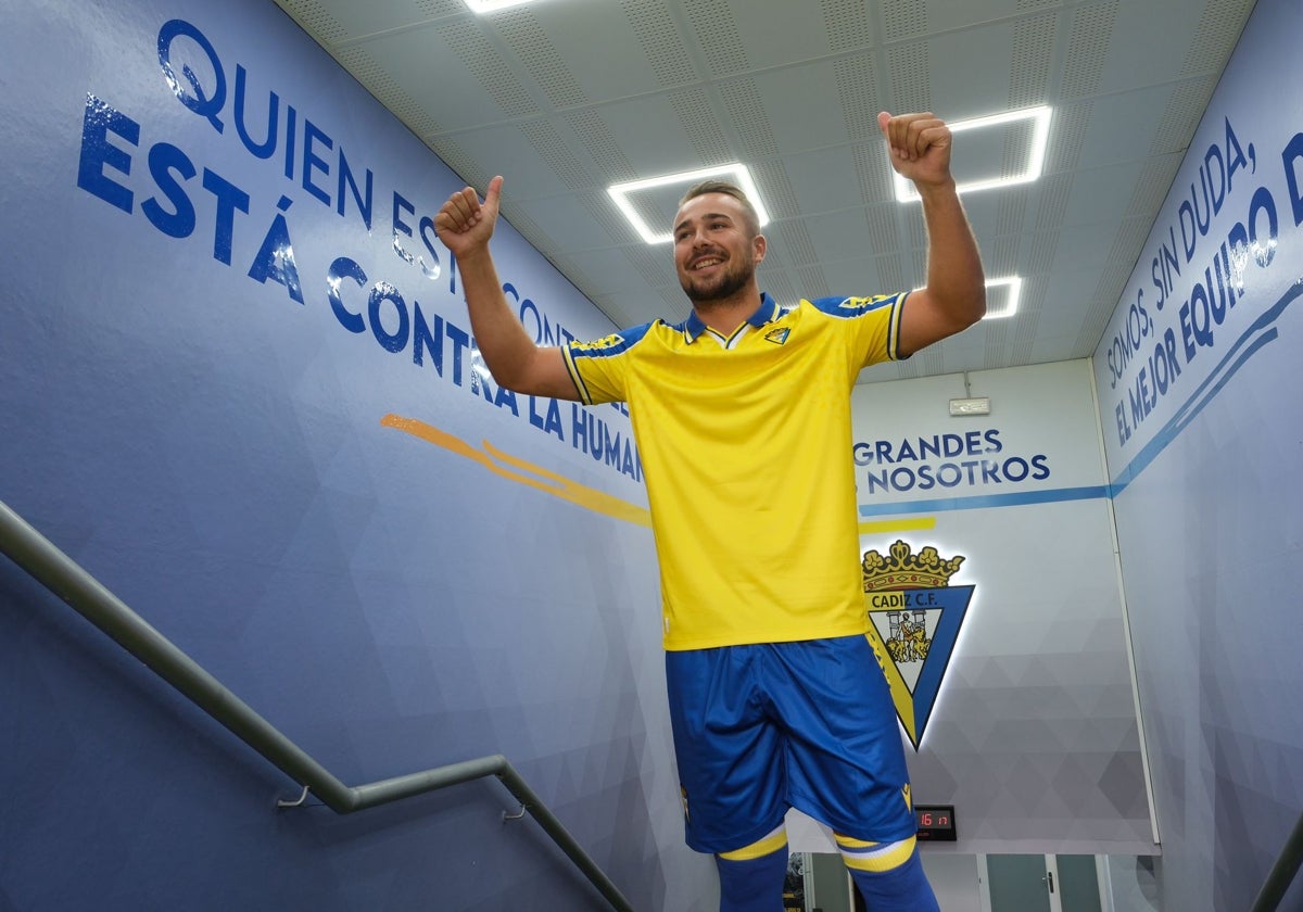 Ontiveros en su presentación con el Cádiz CF.