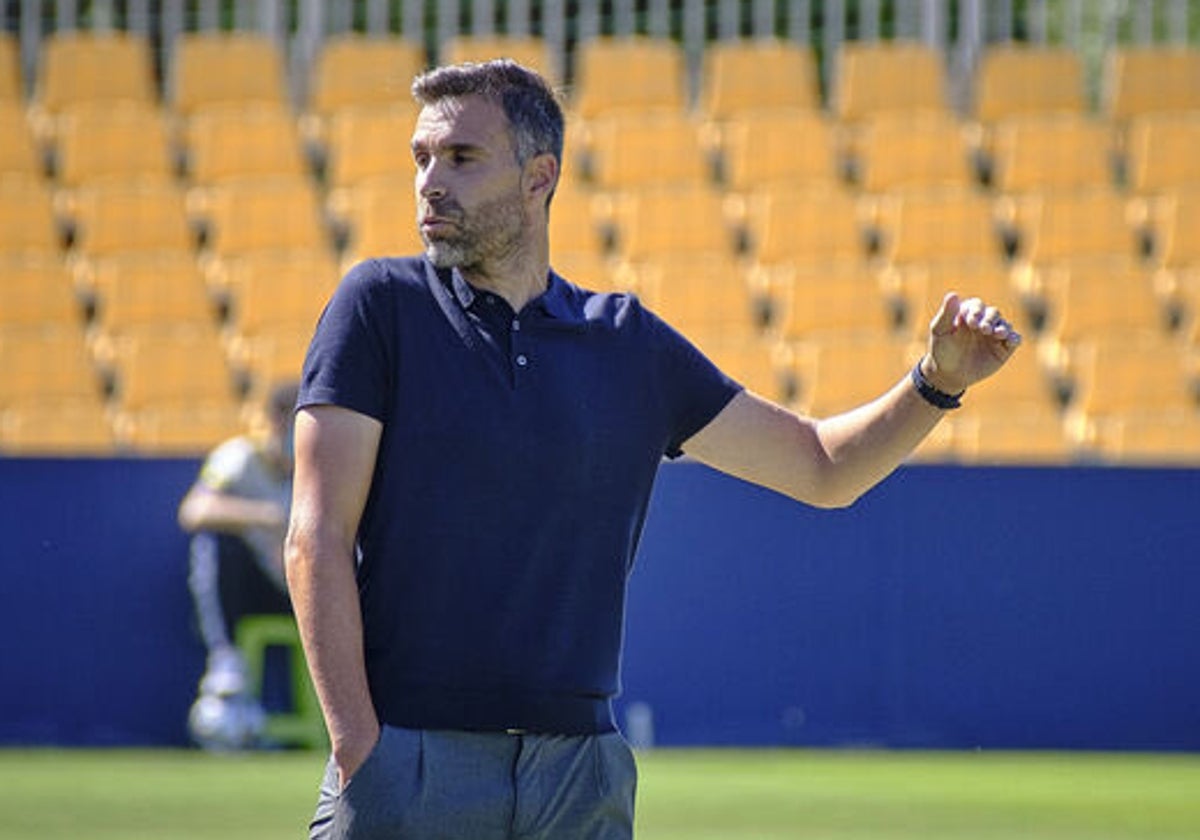 Alberto Cifuentes ya no es el entrenador del filial del Cádiz CF.