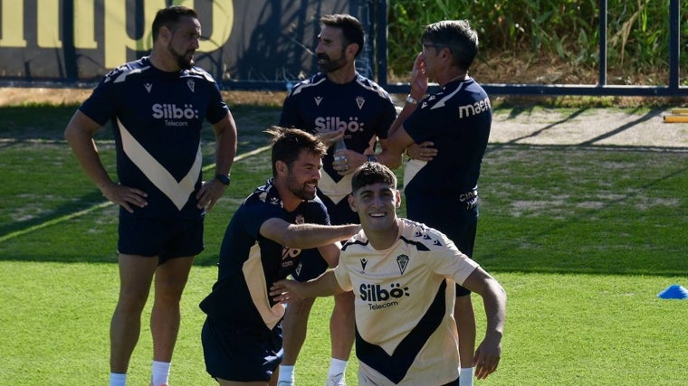 Lolo Bocardo y Coke Andújar, presentes en el entrenamiento del Cádiz CF