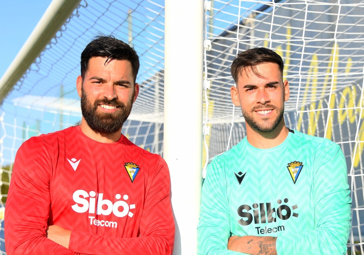 David Gil y José Antonio Caro posan en El Rosal con las nuevas equipaciones de portero.