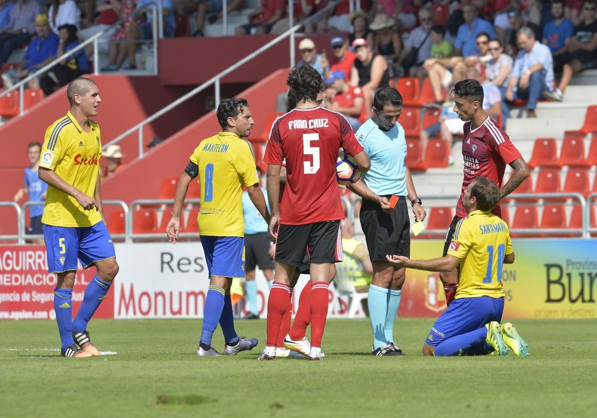 Ais Reig expulsa a Gorka Santamaría en un partido ante el Mirandés