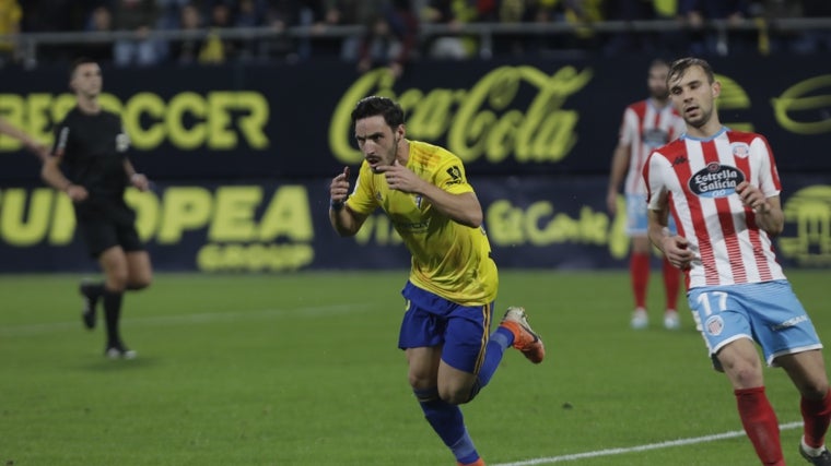 Iza celebra un gol ante el Lugo en Segunda.