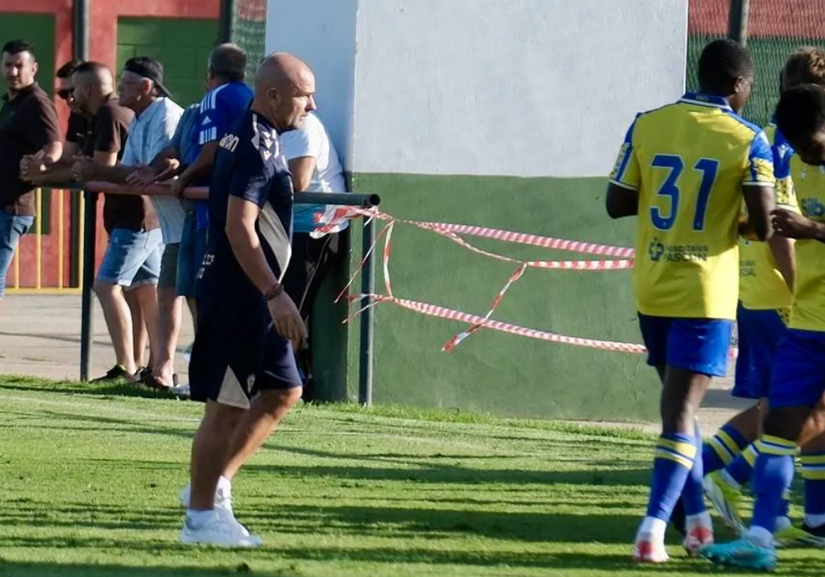 Paco López dirigió ante el Barbate CF su primer partido como técnico amarillo