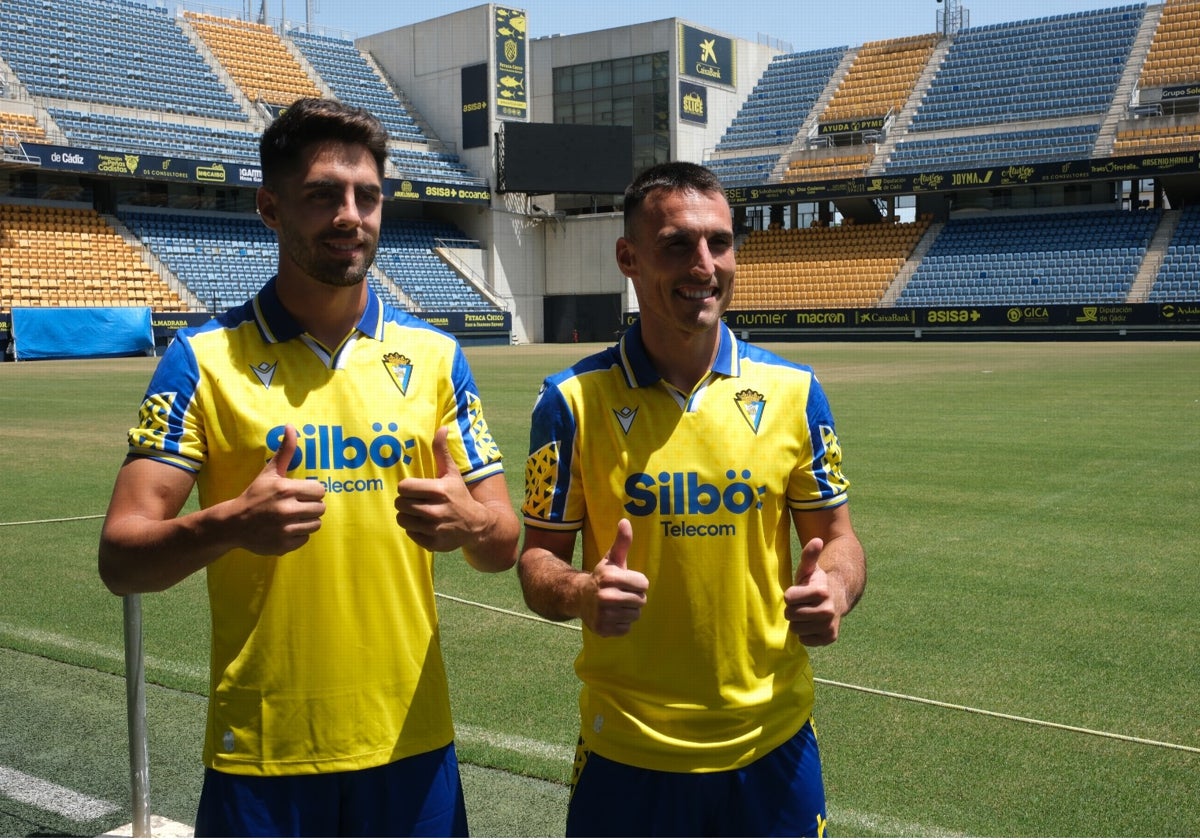 Rubén Sobrino, que disputó algunos minutos en el amistoso ante el Barbate, junto a Fede San Emeterio