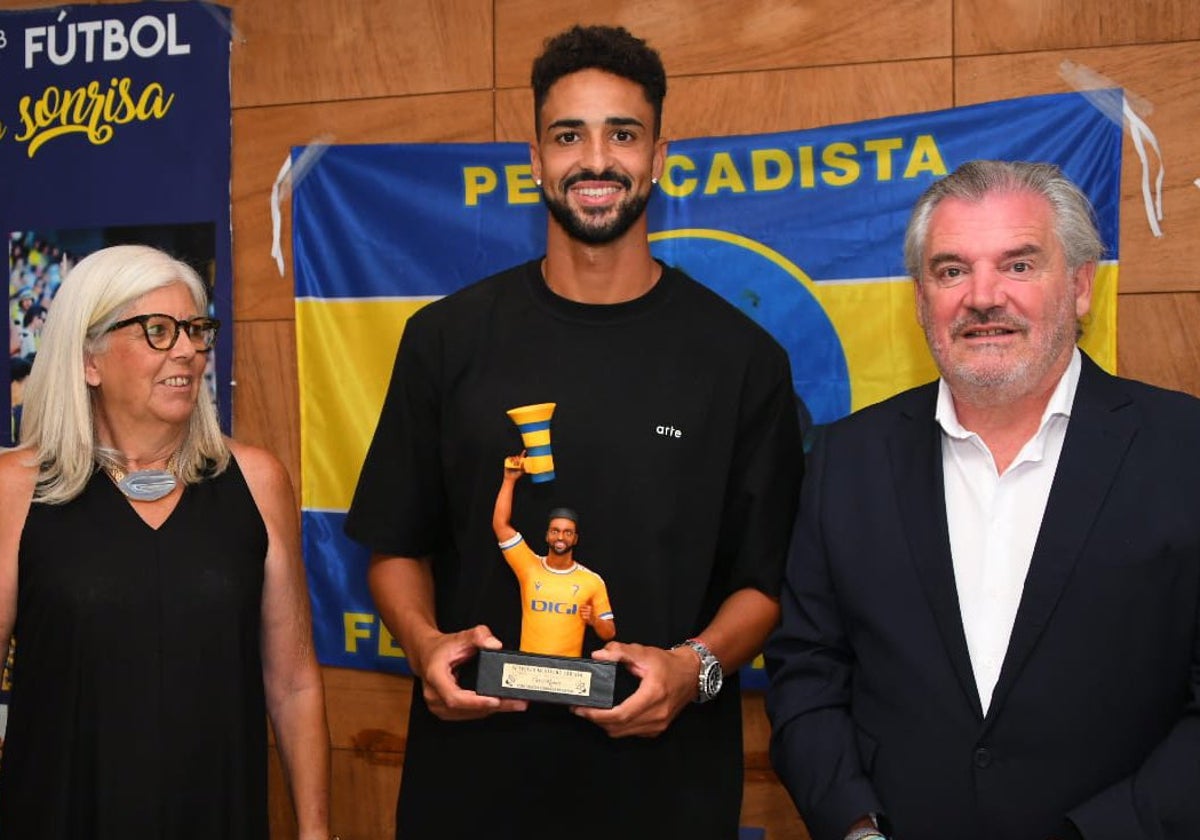 Chris Ramos recoge el IV Trofeo Megáfono Amarillo de la Peña Cadista Fernando Baguetina.