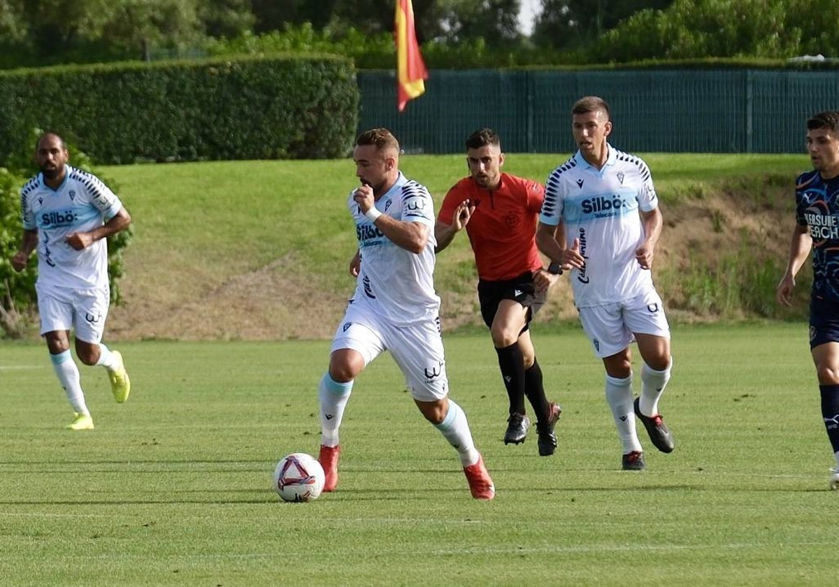 Javier Ontiveros, durante el amistoso ante el Blackpool