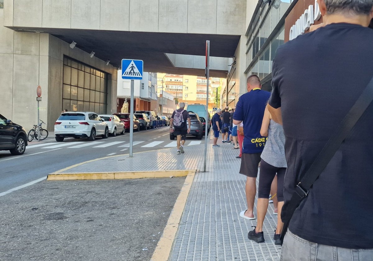 Imagen de las colas formadas en los alrededores del estadio