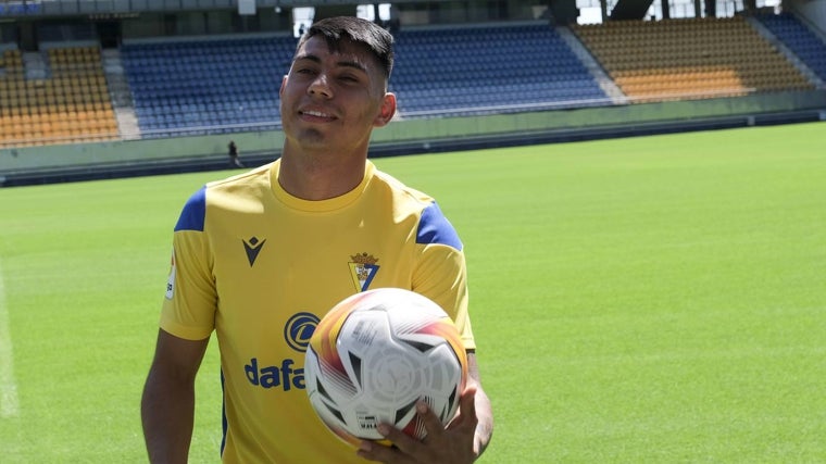 Santiago Arzamendia en su presentación como jugador del Cádiz CF hace tres años.