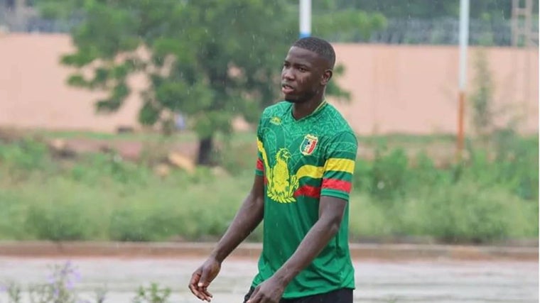 Diakité entrenando con la selección de Mali