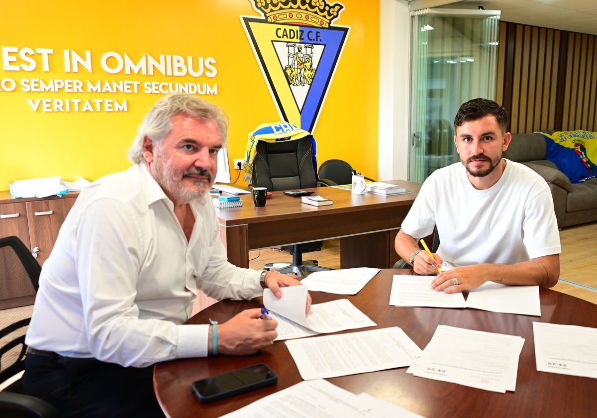 Manuel Vizcaíno y Chust en la renovación del contrato del futbolista