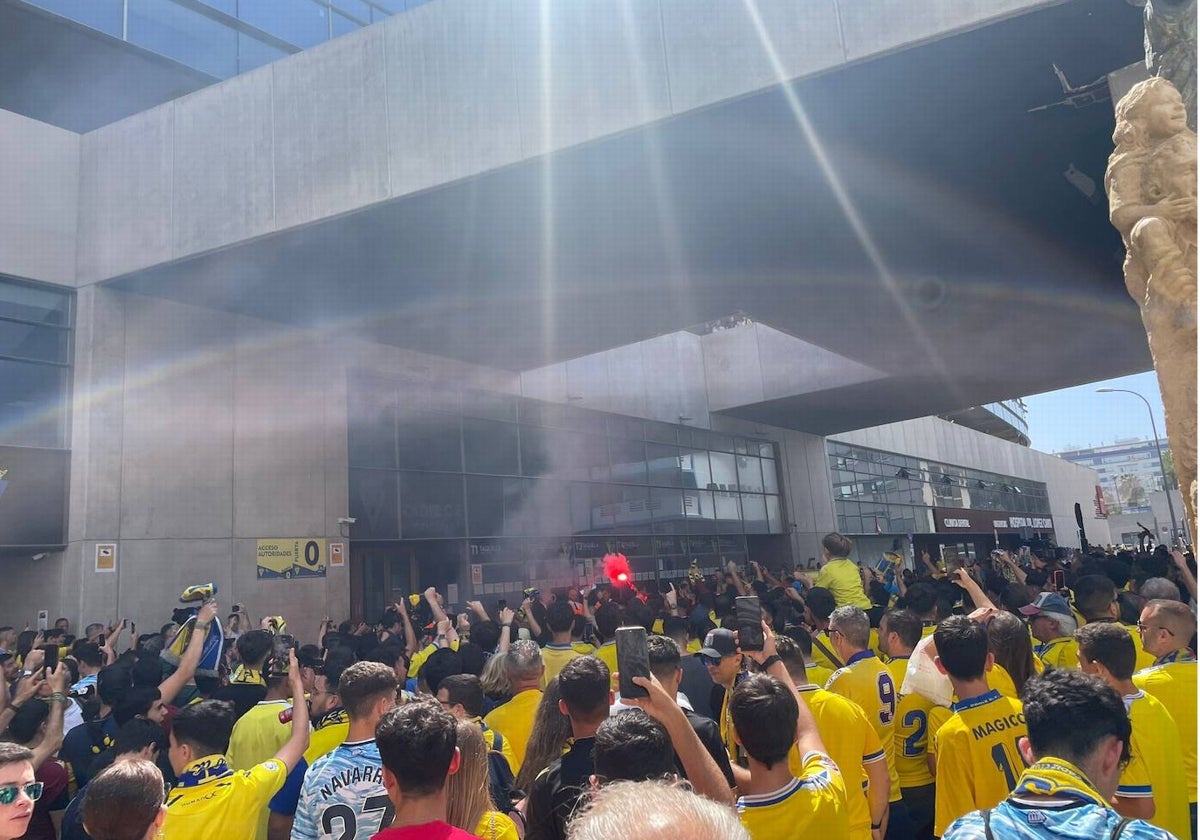 Concentración de Brigadas Amarillas en el Estadio Carranza.