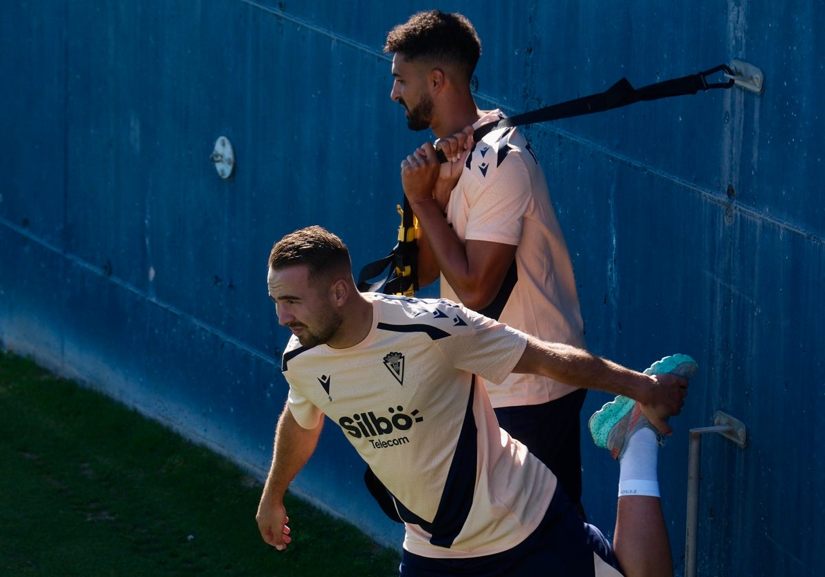 A día de hoy, Ontiveros y Chris Ramos parecen fijos en el once titular del Cádiz CF.