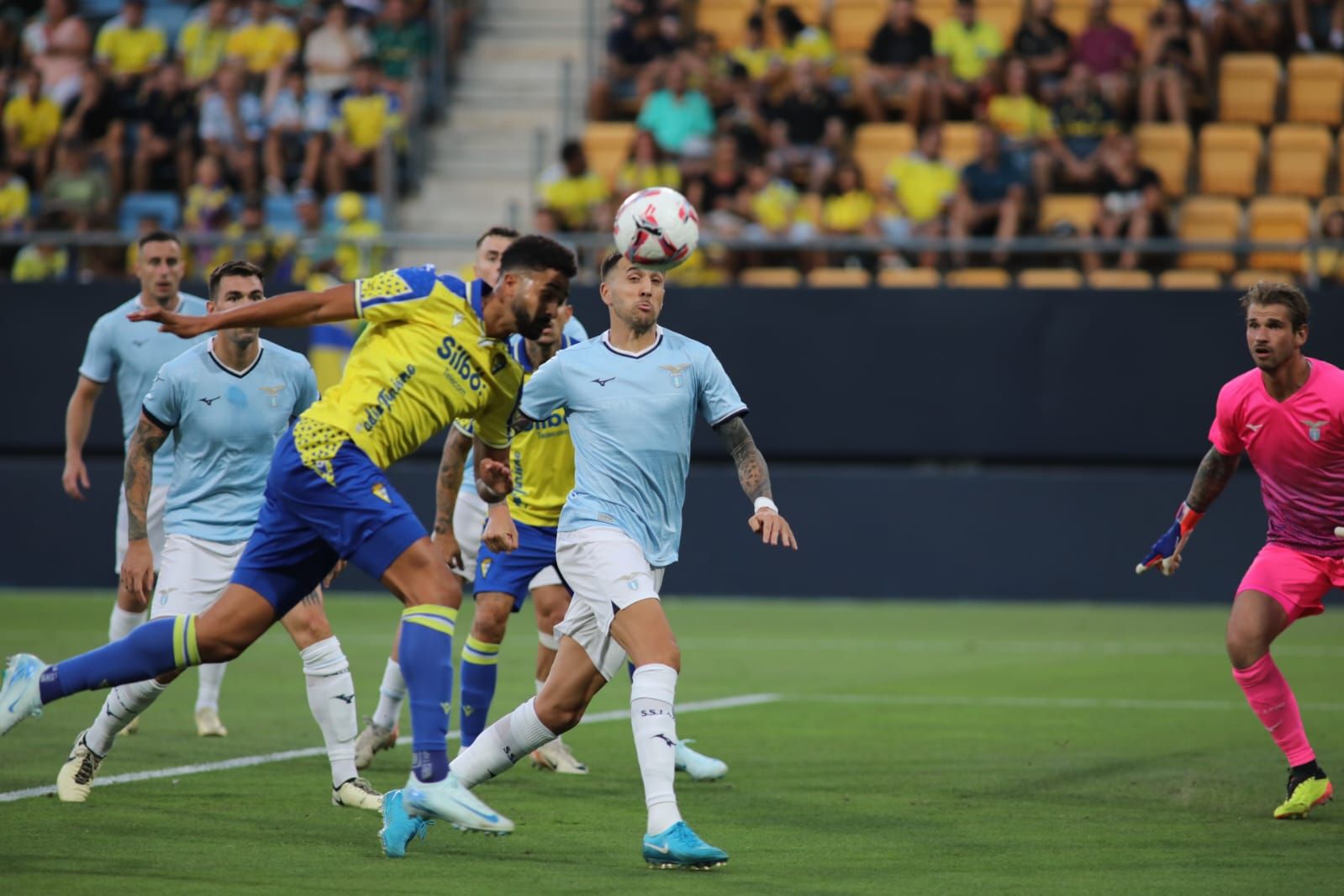 Fotos: la Lazio gana el Trofeo Carranza ante un Cádiz batallador