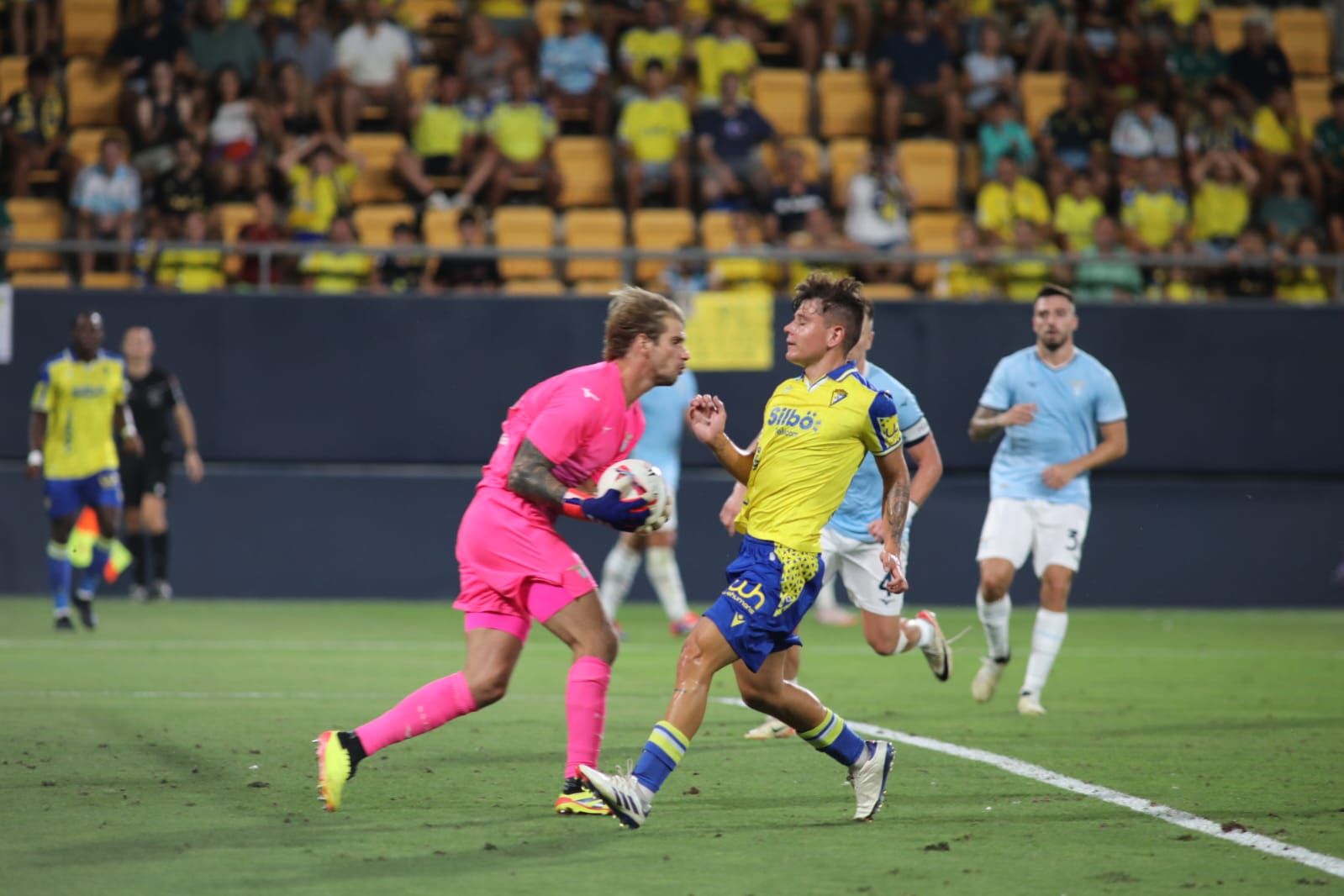 Fotos: la Lazio gana el Trofeo Carranza ante un Cádiz batallador