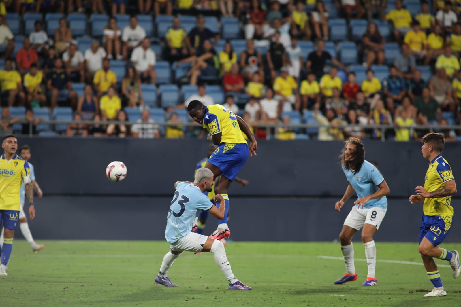 Fotos: la Lazio gana el Trofeo Carranza ante un Cádiz batallador