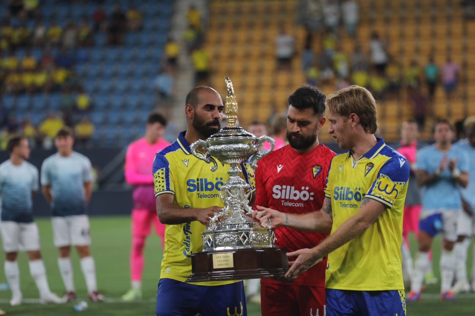 Fotos: la Lazio gana el Trofeo Carranza ante un Cádiz batallador