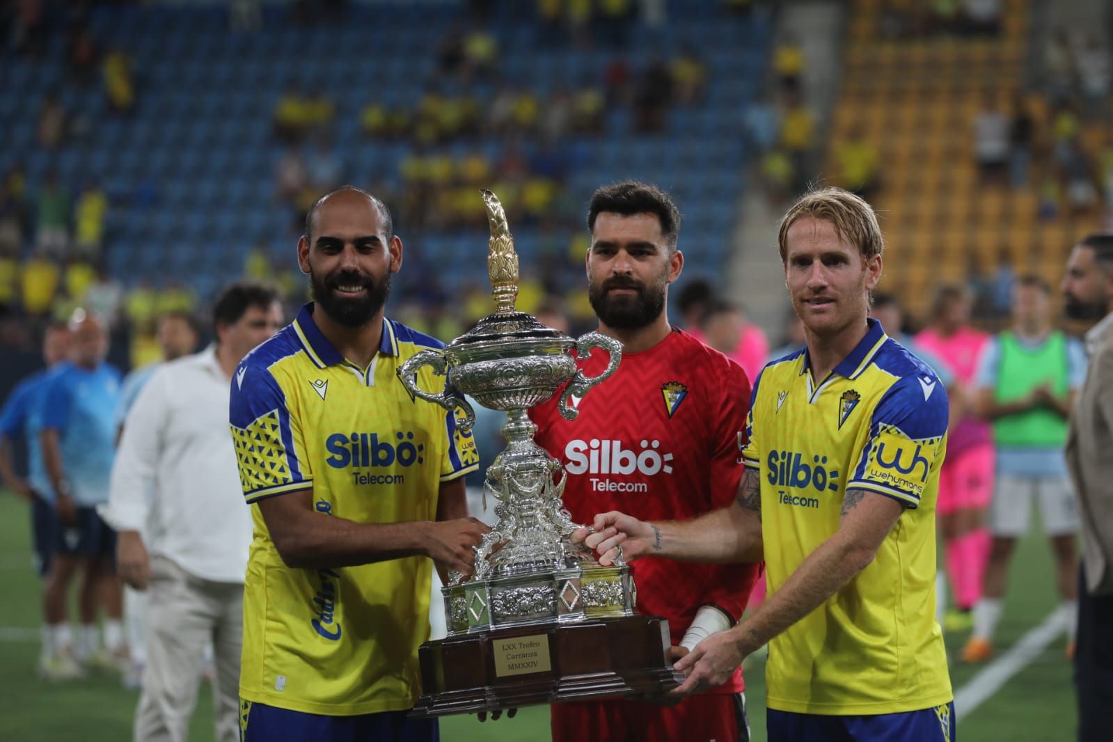 Fotos: la Lazio gana el Trofeo Carranza ante un Cádiz batallador