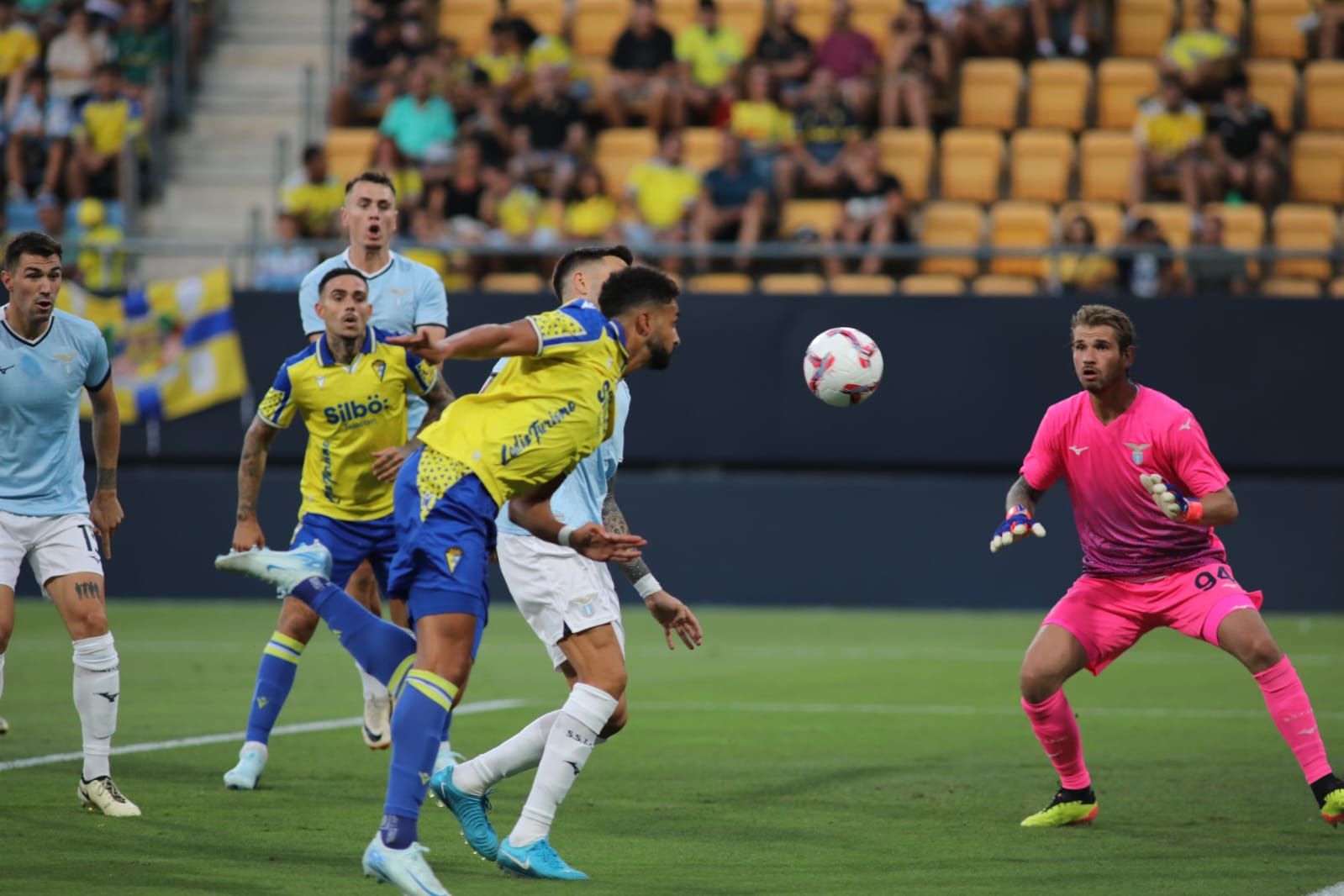 Fotos: la Lazio gana el Trofeo Carranza ante un Cádiz batallador