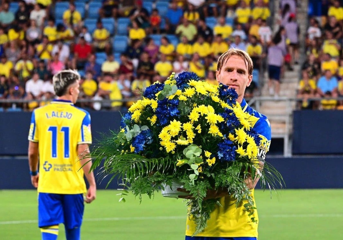 Alex Fernández porta un ramo de flores a los fallecidos