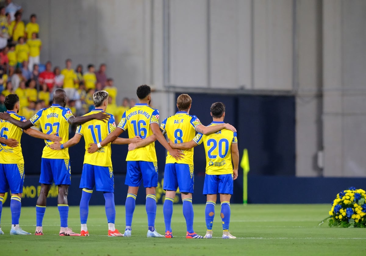 Los jugadores del Cádiz guardaron un minuto de silencio antes del encuentro.