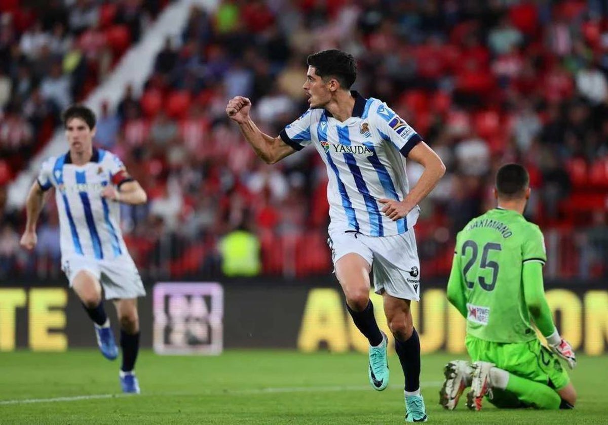 Carlos Fernández celebrando un gol con la Real Sociedad