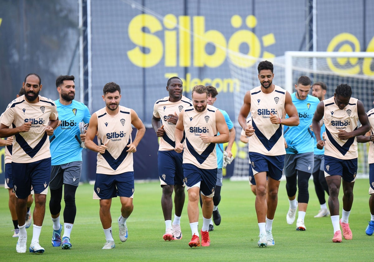 Fali, Víctor Chust, Ontiveros y Chris Ramos dialogan mientras corren en un entrenamiento.