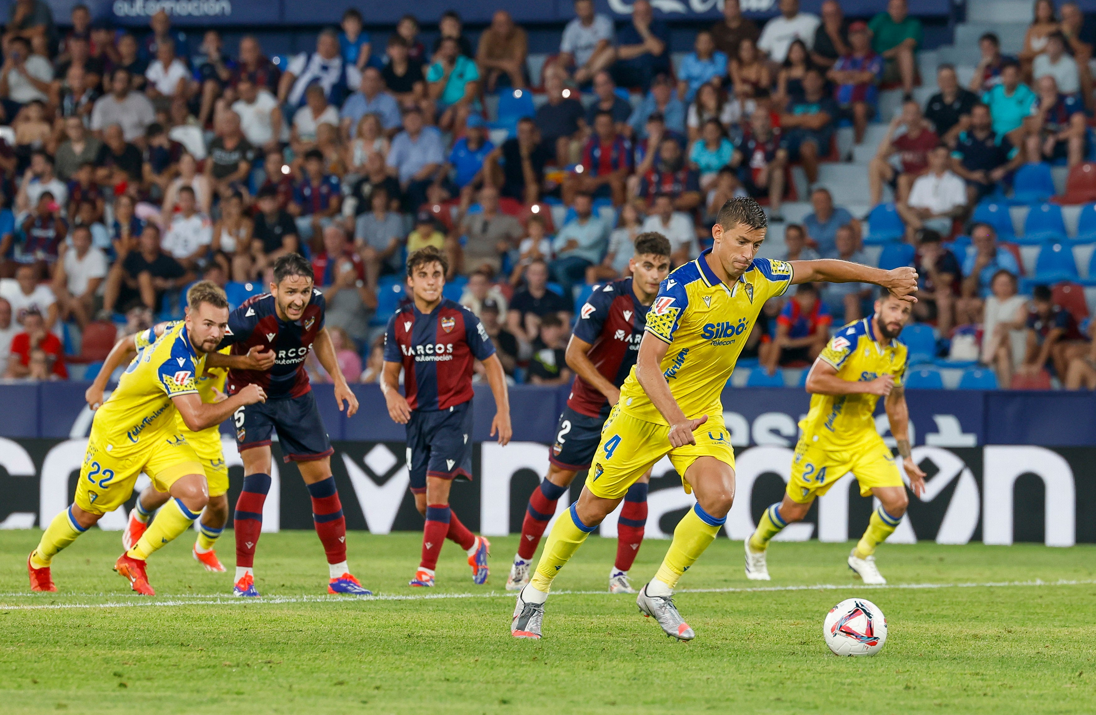 Fotos: Las mejores imágenes del empate entre el Levante y el Cádiz