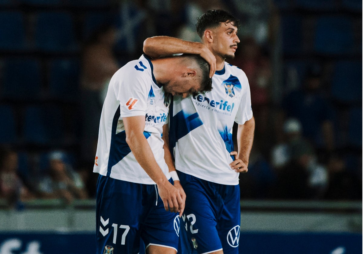 Jugadores del Tenerife lamentan la derrota ante el Almería