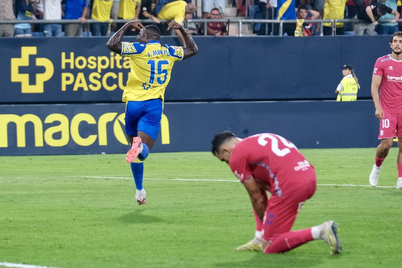 Fotos: El Cádiz roza la remontada ante el Tenerife con el empuje de la afición