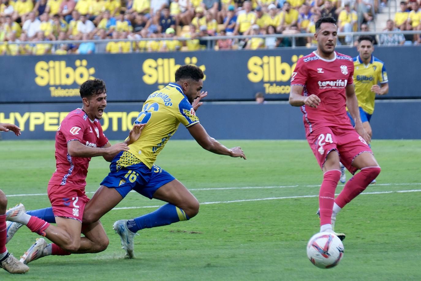 Fotos: El Cádiz roza la remontada ante el Tenerife con el empuje de la afición