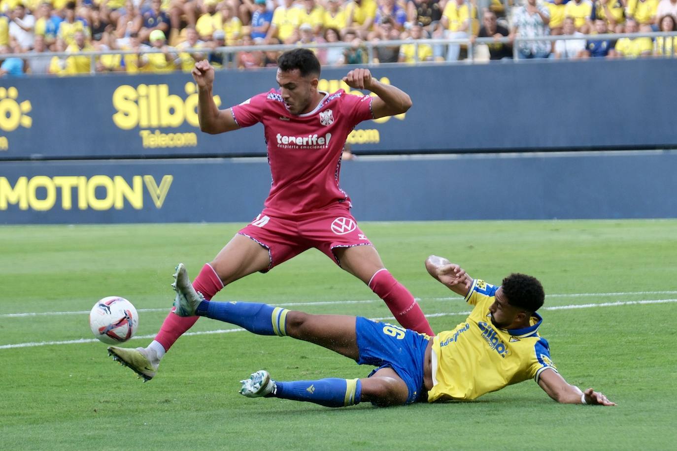 Fotos: El Cádiz roza la remontada ante el Tenerife con el empuje de la afición