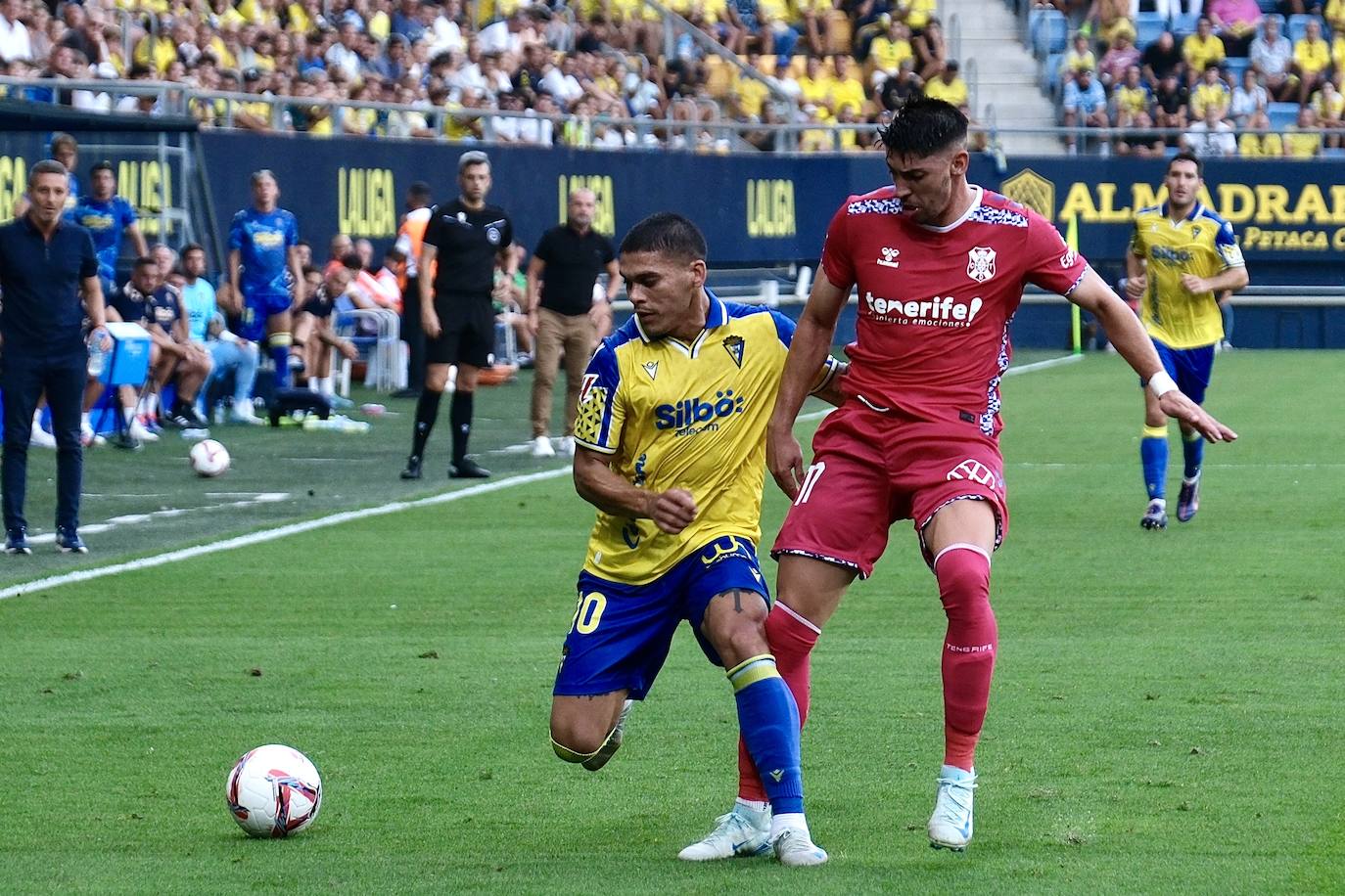 Fotos: El Cádiz roza la remontada ante el Tenerife con el empuje de la afición