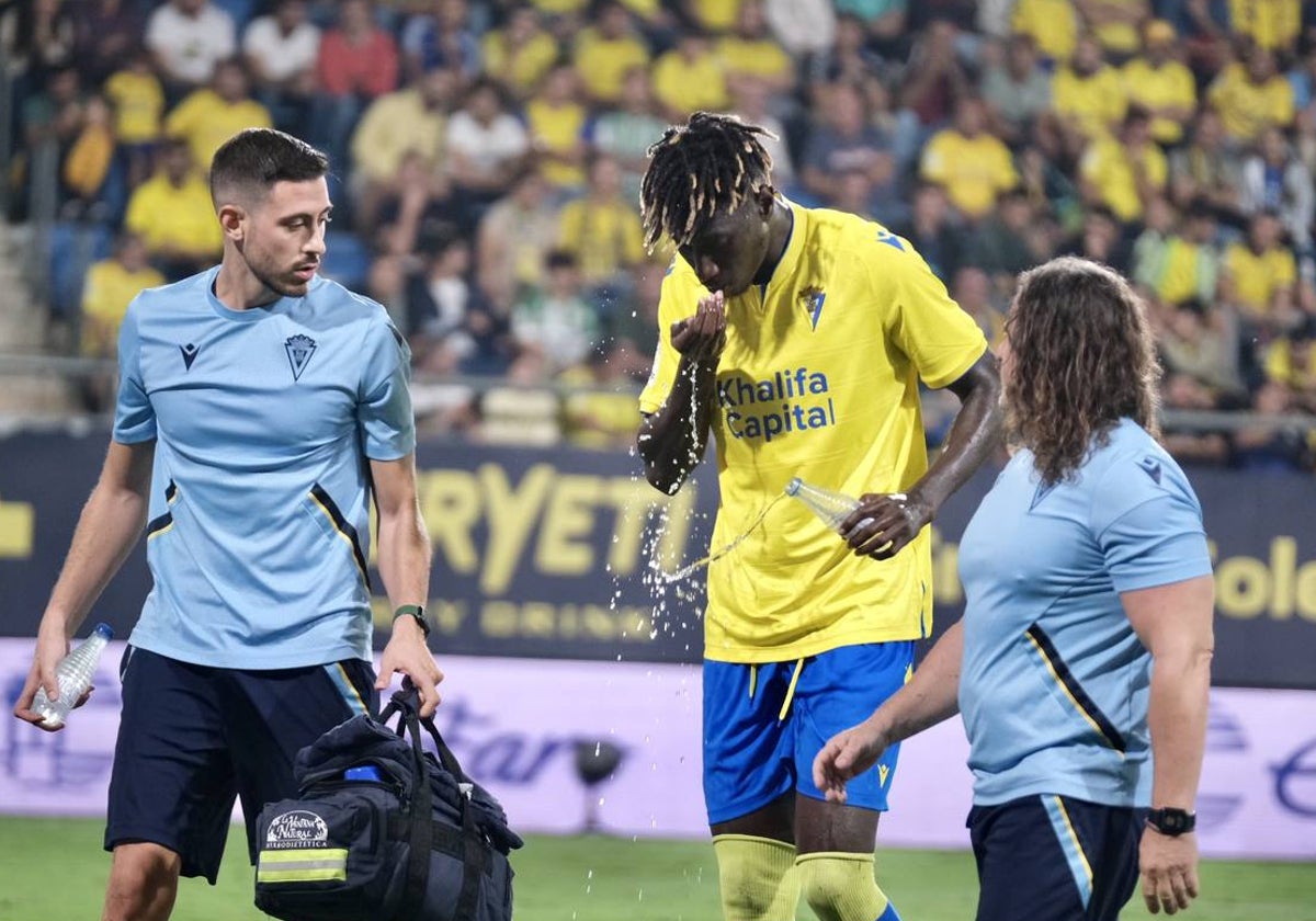 El central senegalés Momo M'Baye durante su etapa en el Cádiz CF.