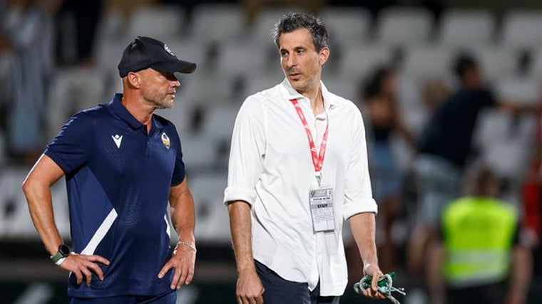 El entrenador Dick Schreuder y el presidente Haralabos Voulgaris.