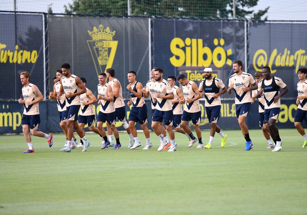 Chris Ramos, a la cabeza del grupo, y Paquito Mwepu, a la cola, son de los que más miden del equipo.