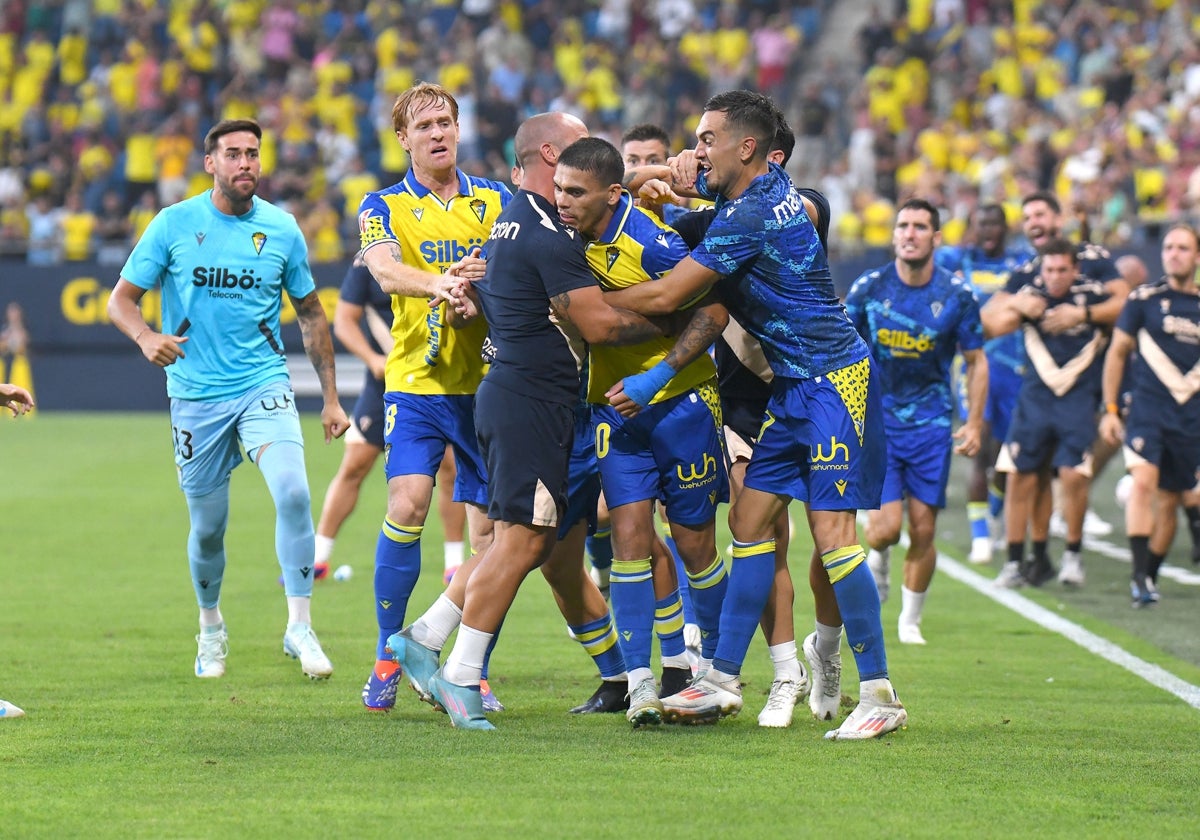 El Cádiz CF celebra el tanto posteriormente anulado de Brian Ocampo ante el Tenerife