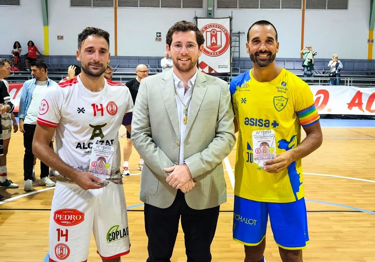 Ríos (izquierda) y Carlitos (derecha), capitanes de ambos conjuntos, junto a Juan Antonio Lobato, hermano mayor de la Hermandad de Nuestra Señora de los Santos