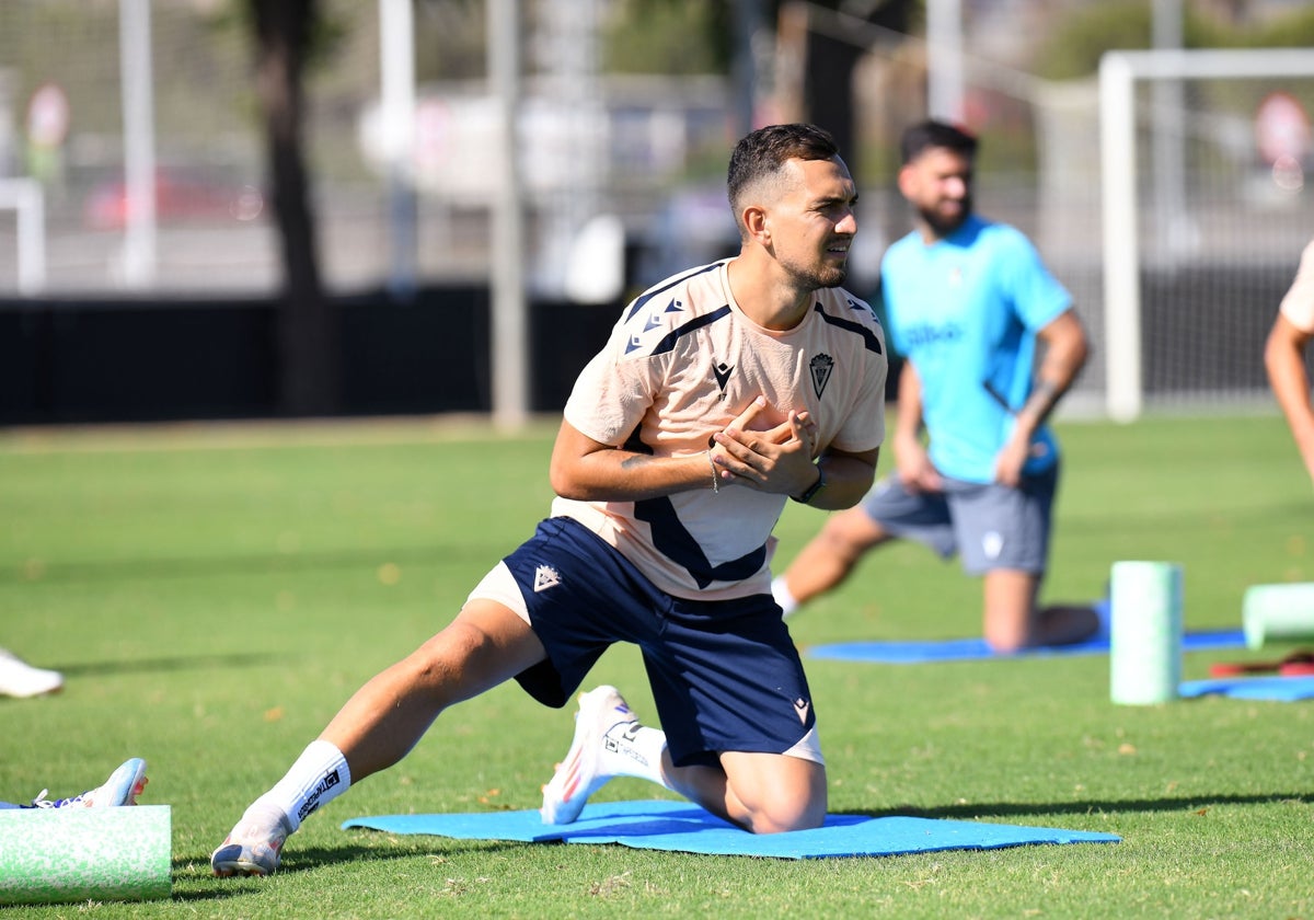 Gonzalo Escalante, durante un ejercicio de recuperación en el entrenamiento de ayer en Valencia.