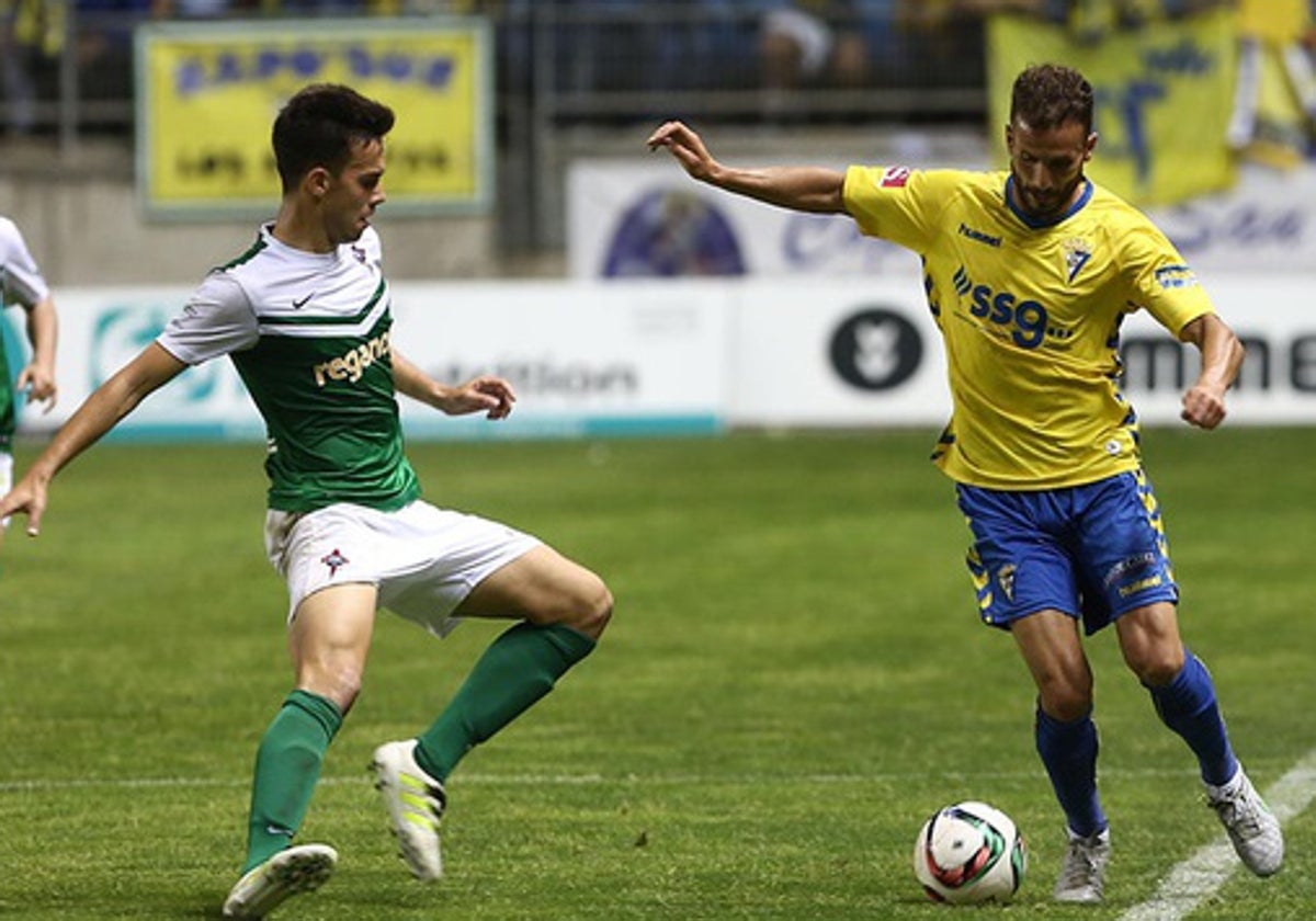 Servando fue el lateral izquierdo en el Cádiz - Racing de Ferrol del 'play off' de ascenso.