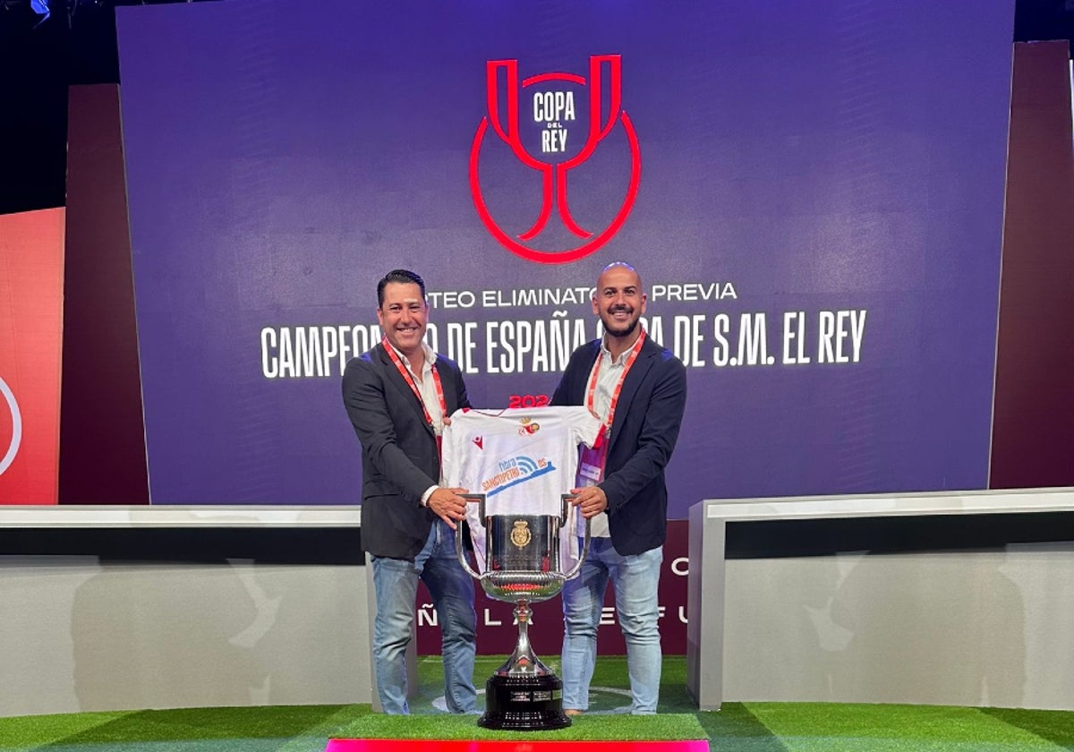 La directiva del Chiclana, con Juan Luis Rojo su presidente y Diego Ramíez, director deportivo, en Las Rozas