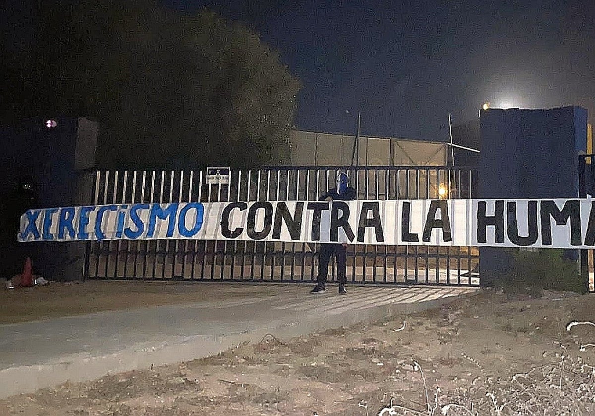 Pancarta de radicales del Xerez DFC en El Rosal