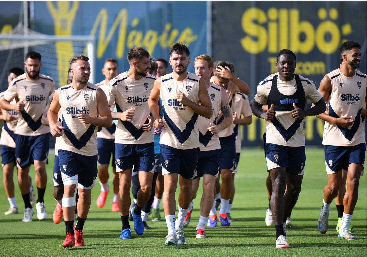 Los jugadores del Cádiz entrenaron el pasado lunes tras el empate en casa ante el Racing de Ferrol.