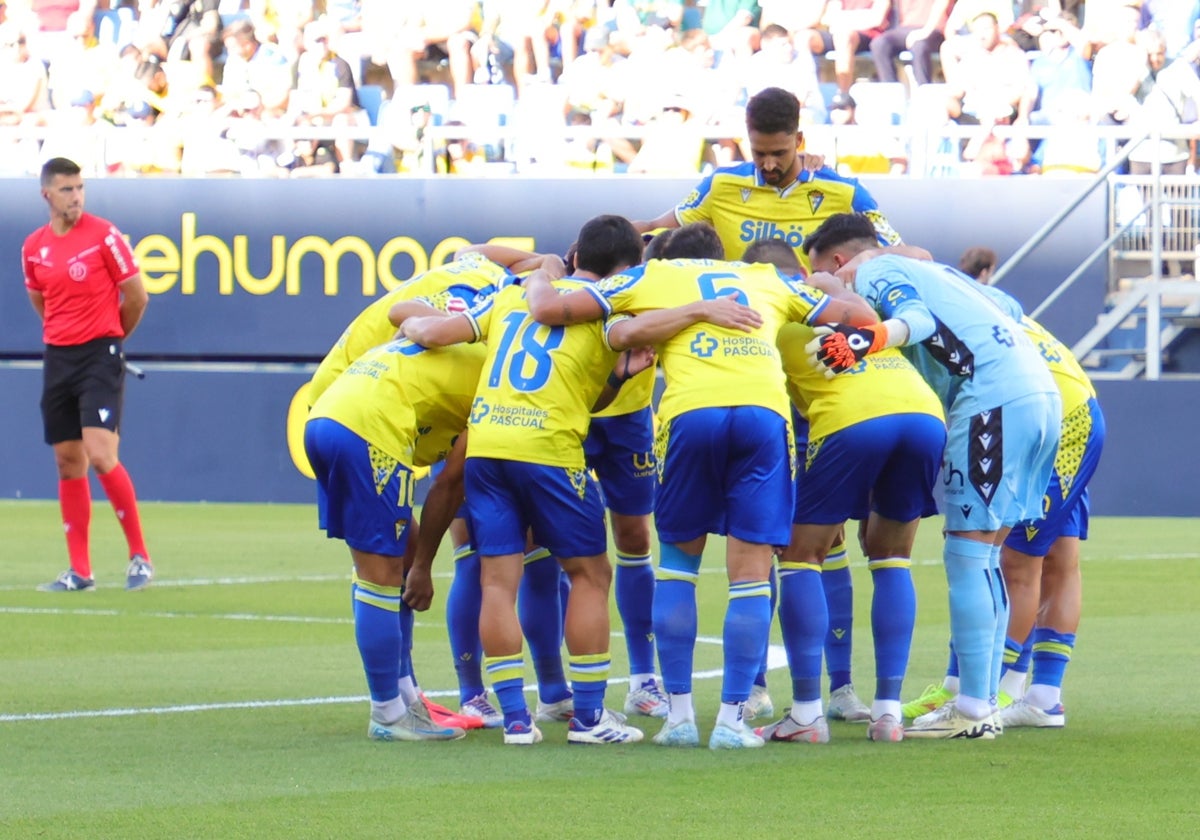 Los jugadores del Cádiz, instantes previos al inicio del encuentro ante el Racing de Ferrol