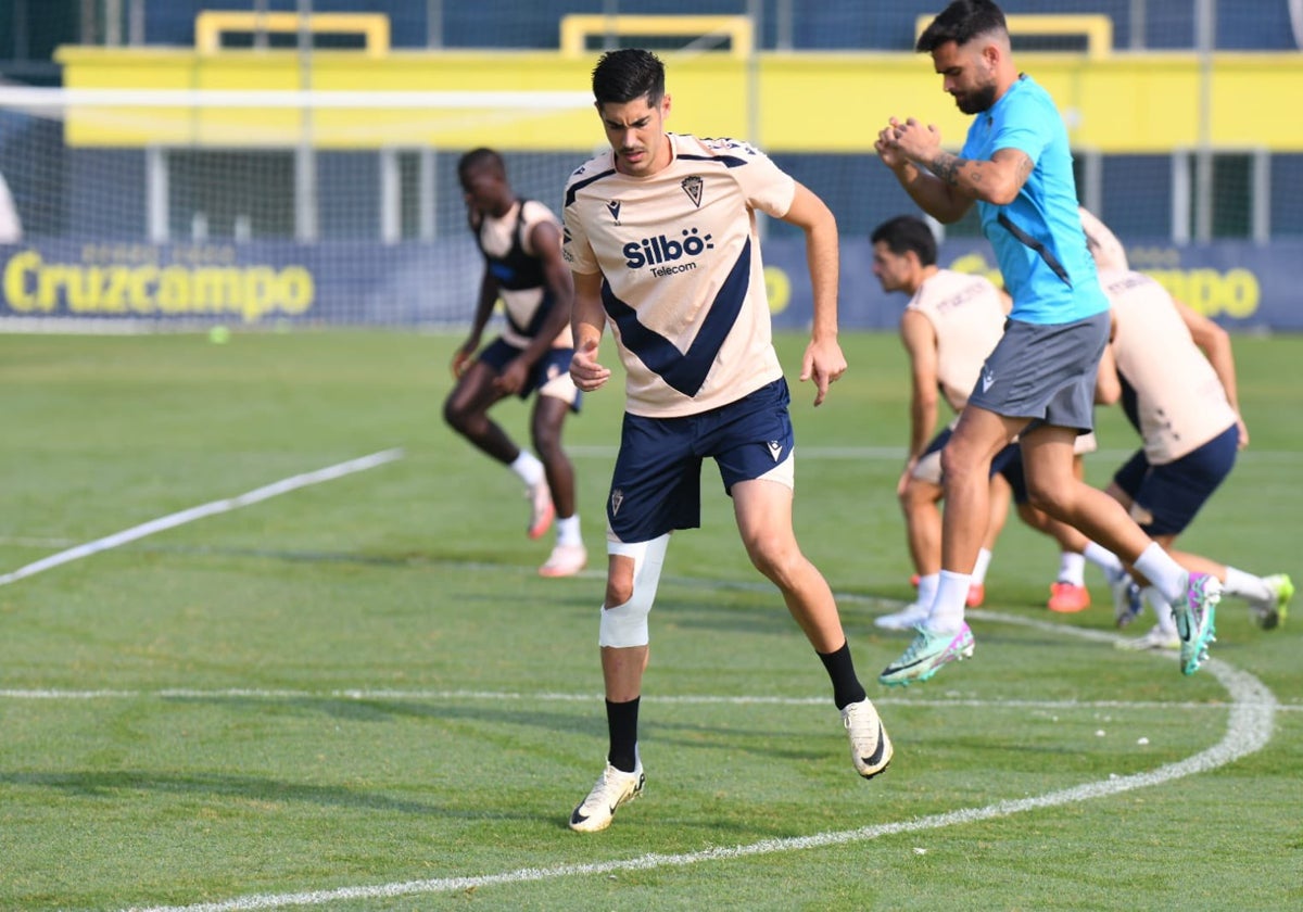 Carlos Fernández, entrenando con el grupo en El Rosal.