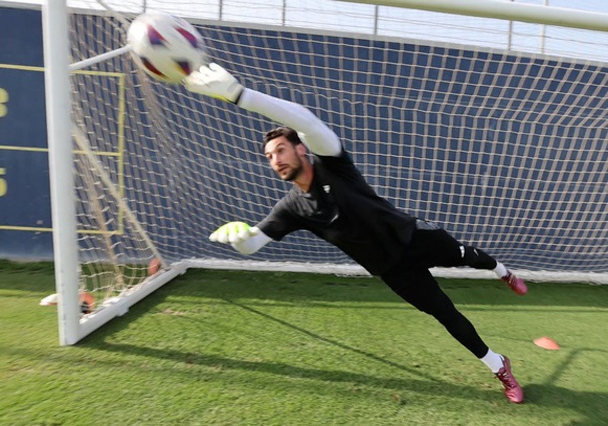 Sergio Rico estuvo el pasado mes de agosto entrenando en El Rosal.