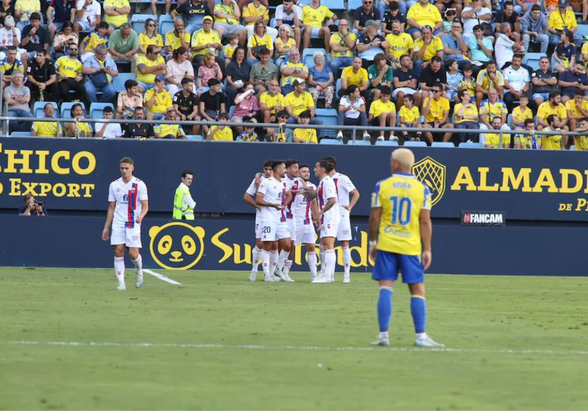 Los jugadores del Eldense celebran uno de los tantos bajo la atenta mirada de Brian Ocampo