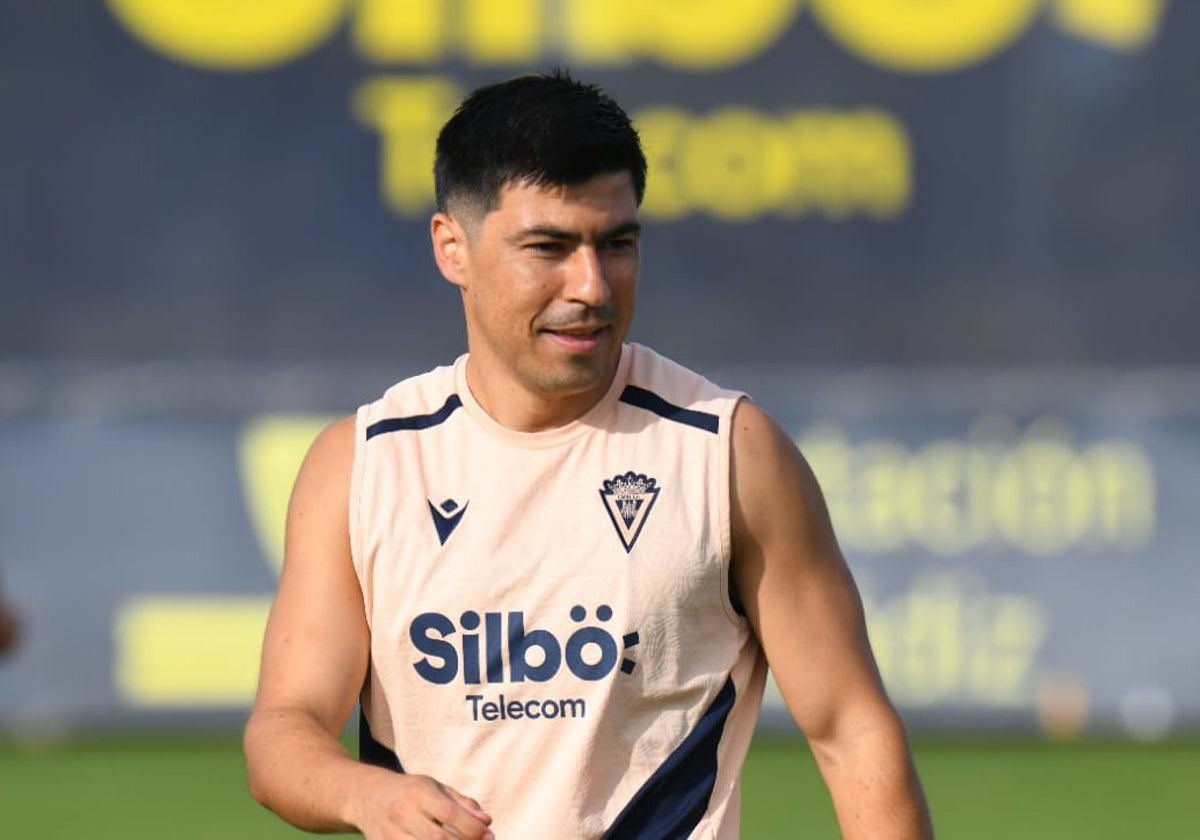 El centrocampista chileno Tomás Alarcón ha vuelto a entrenar con el grupo.