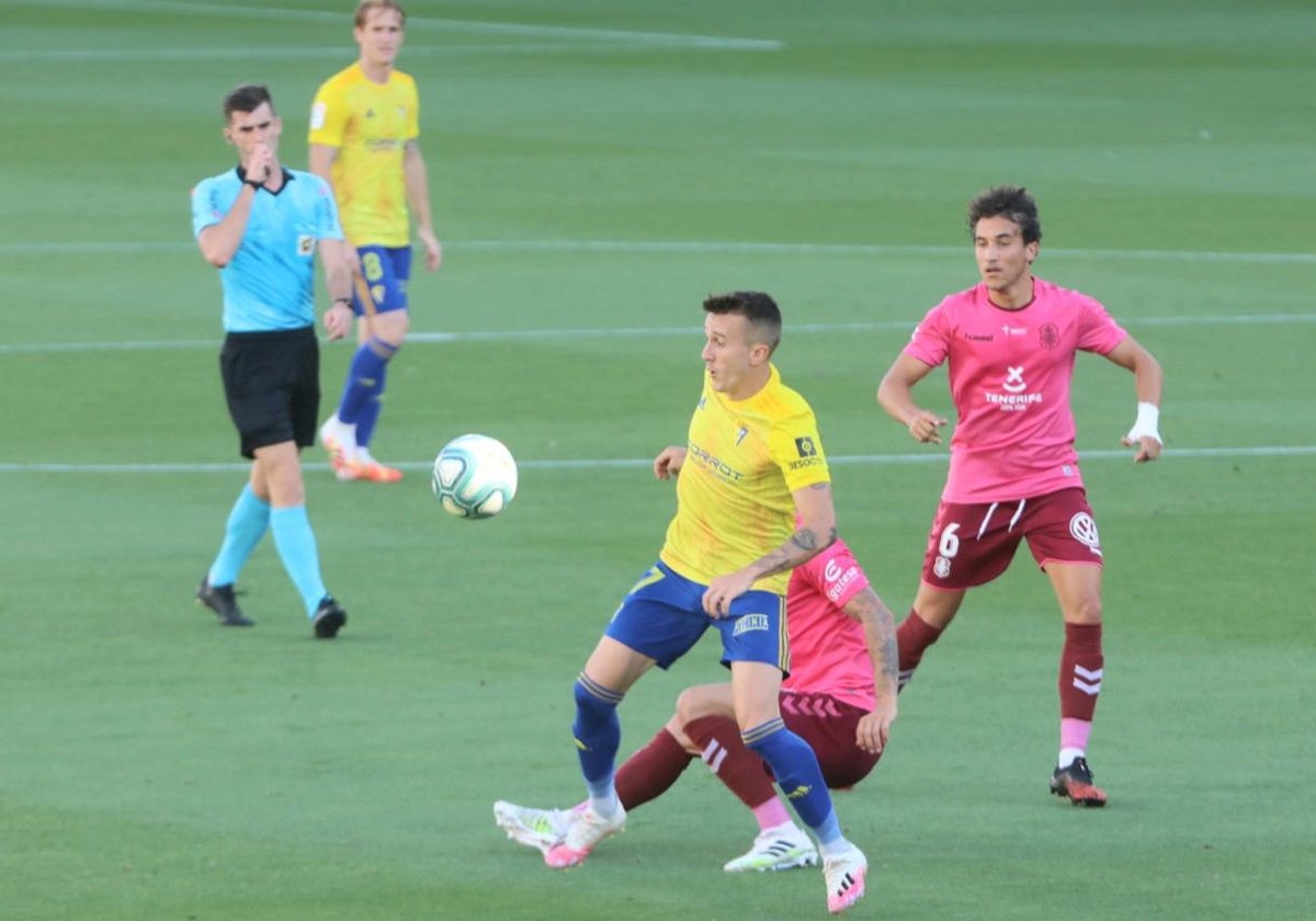 Moreno Aragón durante el último encuentro que arbitró al Cádiz CF.