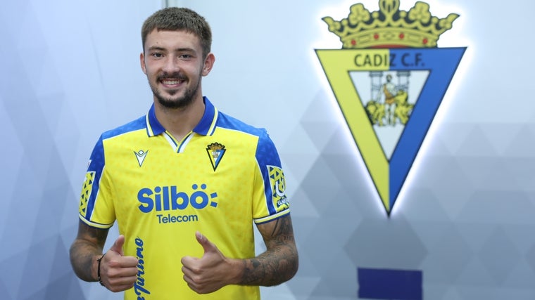 Bojan Kovacevic, central serbio del Cádiz CF.